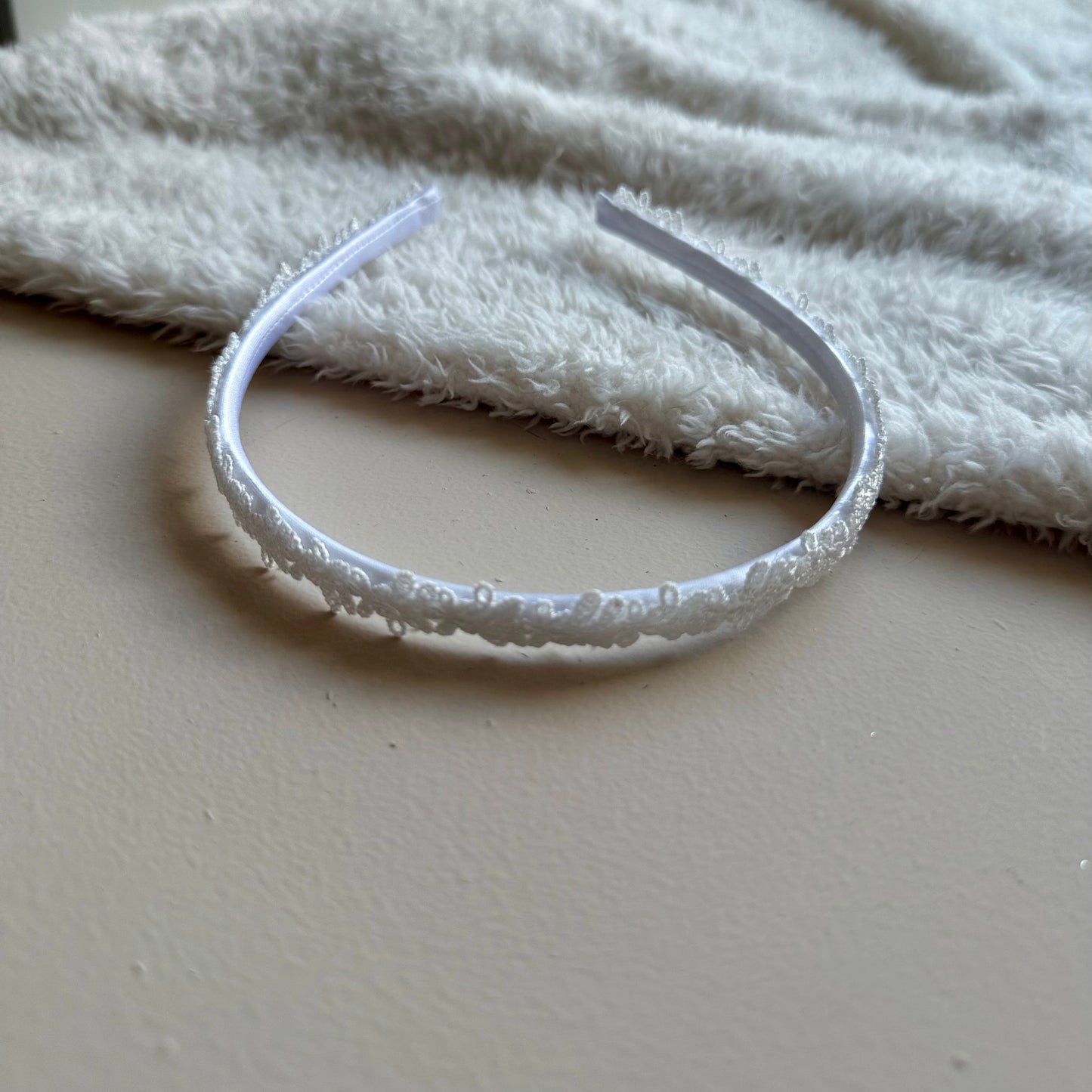 Haarbandje witte bloemen