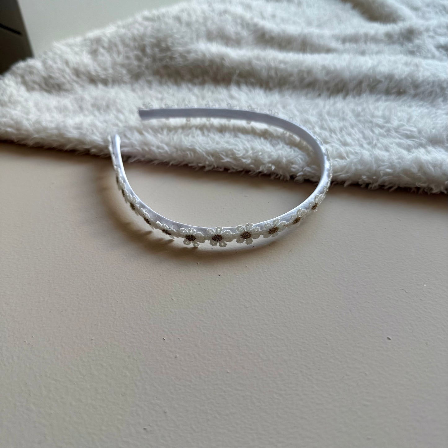 Haarbandje wit/gouden bloemetjes