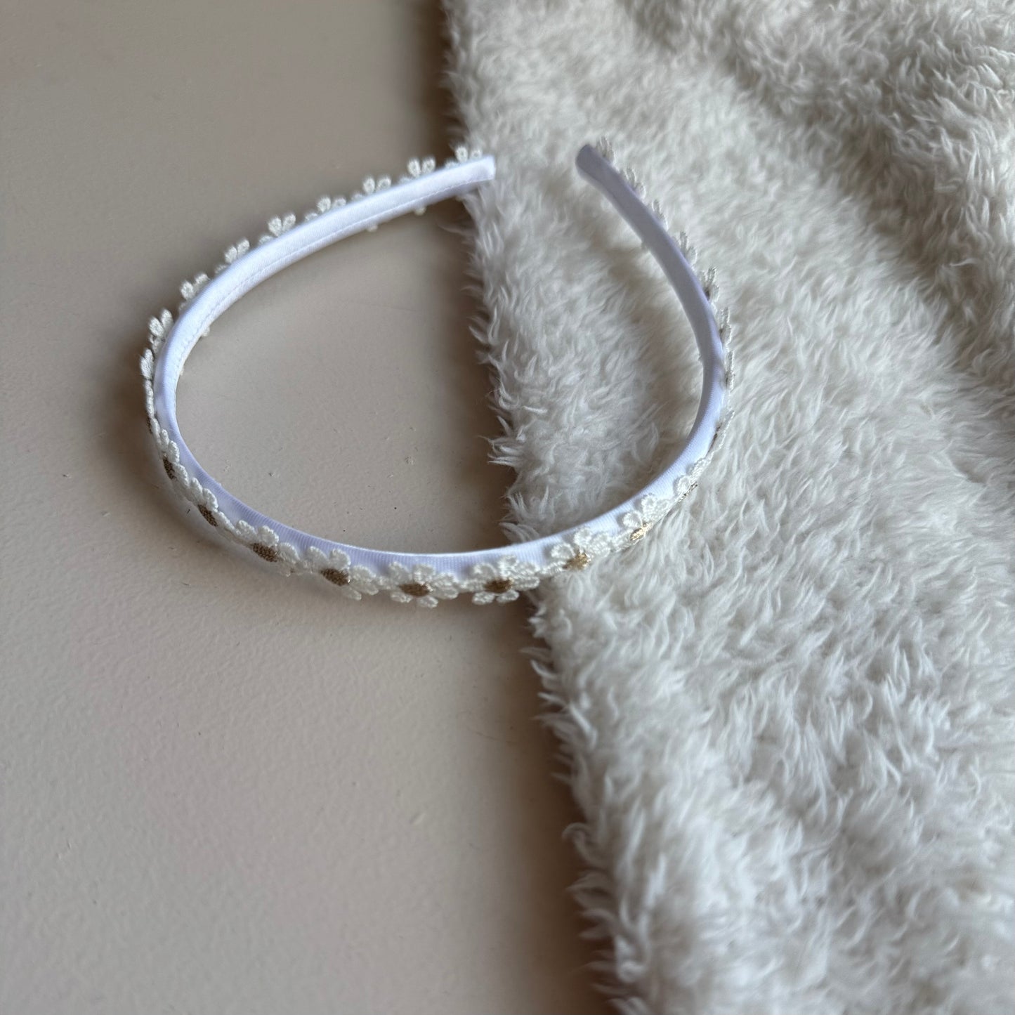 Haarbandje wit/gouden bloemetjes