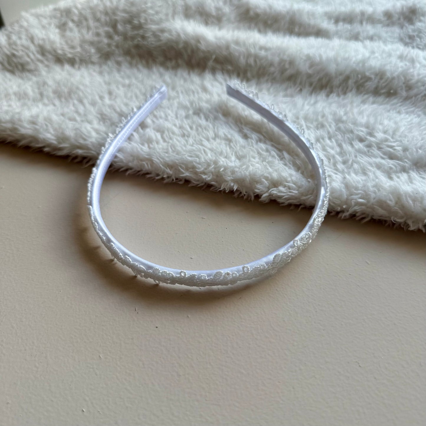 Haarbandje witte bloemen