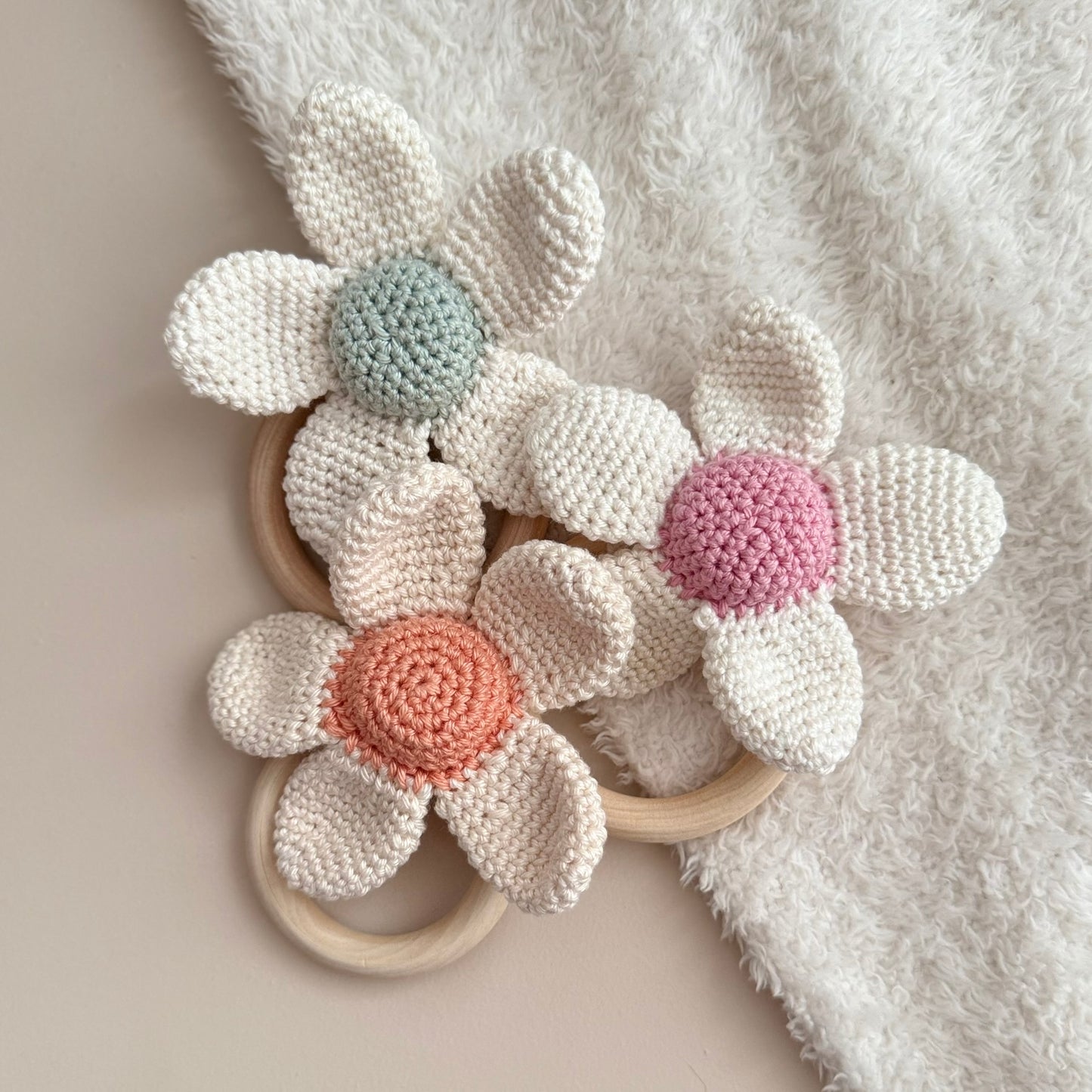 Gehaakte rammelaar bloem oranje