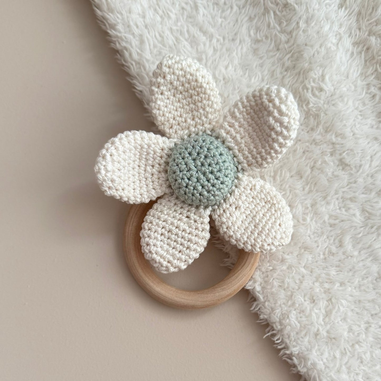 Gehaakte rammelaar bloem groen