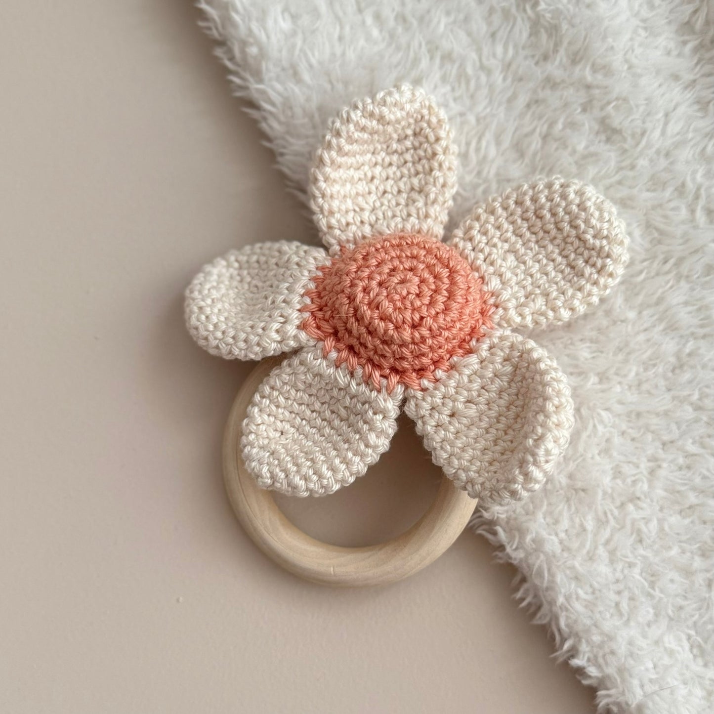 Gehaakte rammelaar bloem oranje