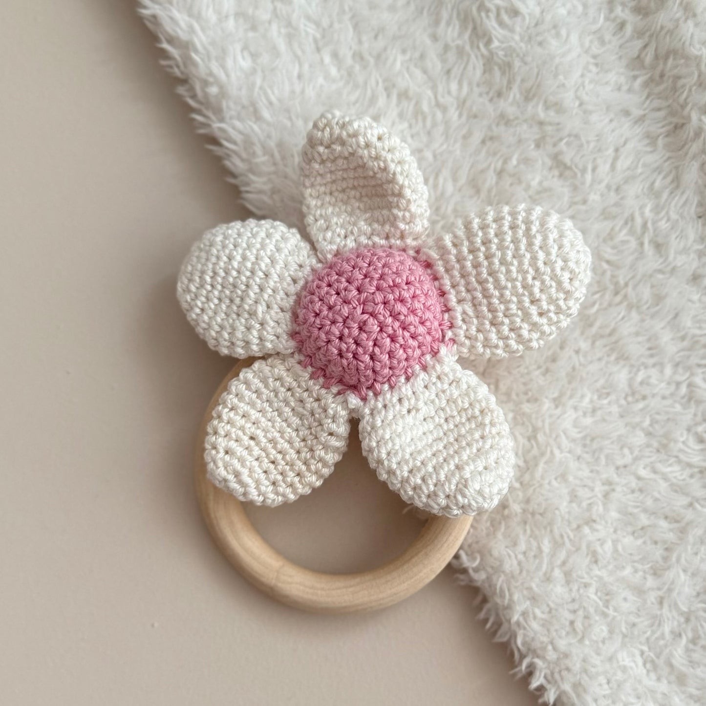 gehaakte rammelaar bloem roze