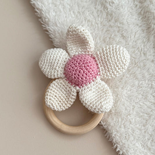 gehaakte rammelaar bloem roze